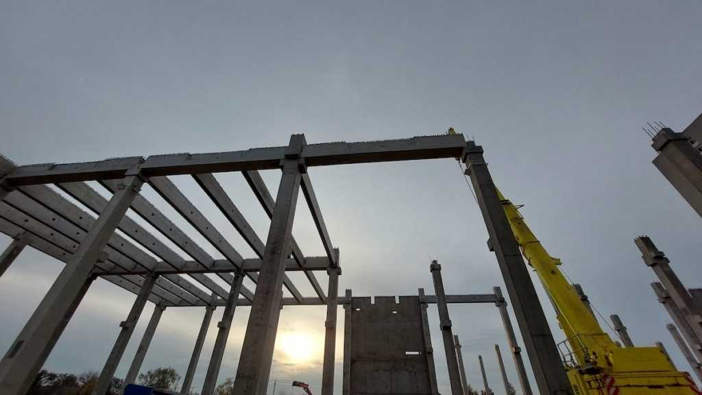 Pick Szeged szalámigyár-fejlesztés előregyártott vasbeton pillér elemek - INETON