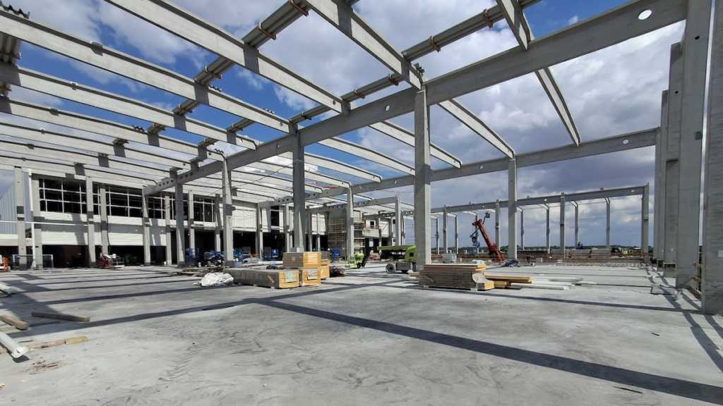 Pick Szeged szalámigyár előregyártott vasbeton pillér és gerenda elemek - INETON