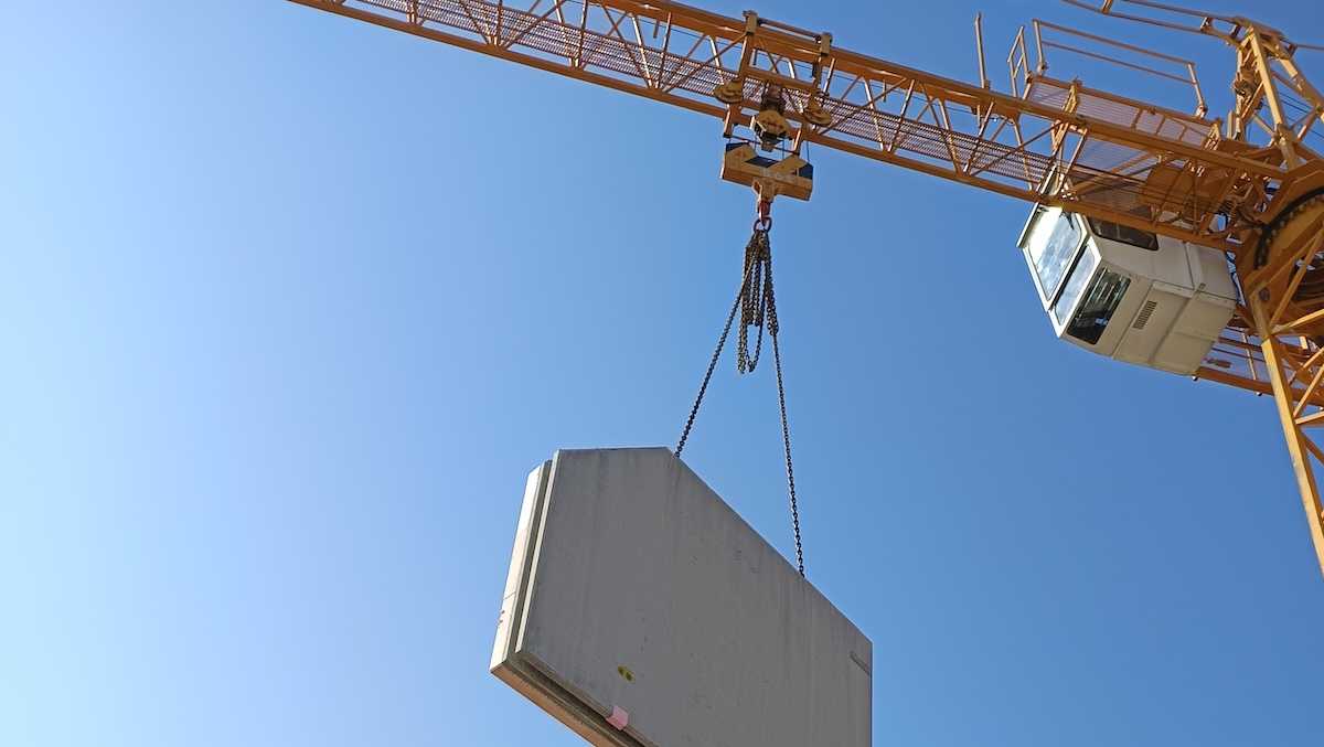 Előre gyártott külső hőszigeteléssel ellátott kéregfal elem a kivitelezés során, Bibic Invest beruházás - INETON
