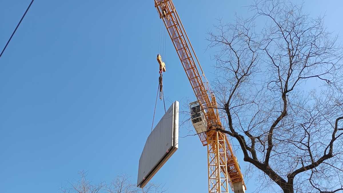 Előre gyártott külső hőszigeteléssel ellátott kéregfal elem beemelése, Bibic Invest beruházás - INETON