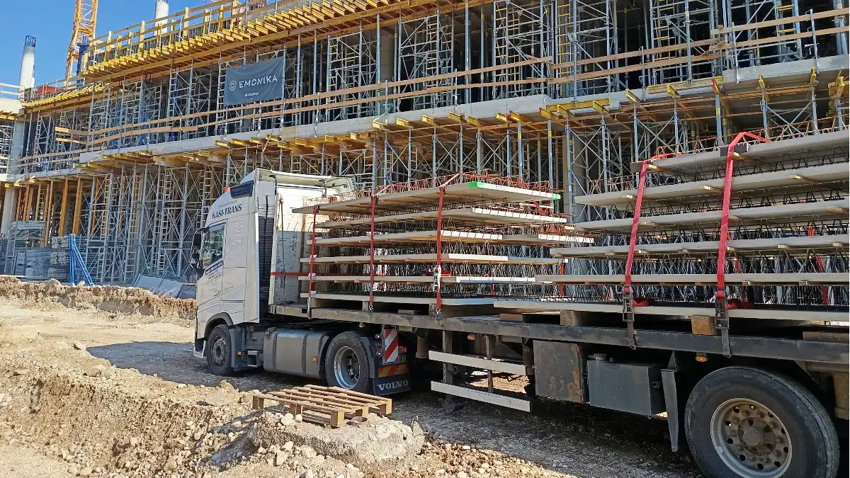 Kéregfal elemek szállítása az Emonika projekthez Ljubljanába - INETON