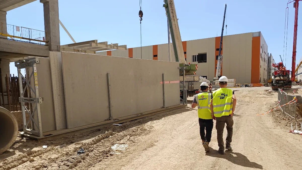 Előregyártott betonelemek szállítókeretben, beépítésre előkészítve az EVE Energy beruházásán - INETON